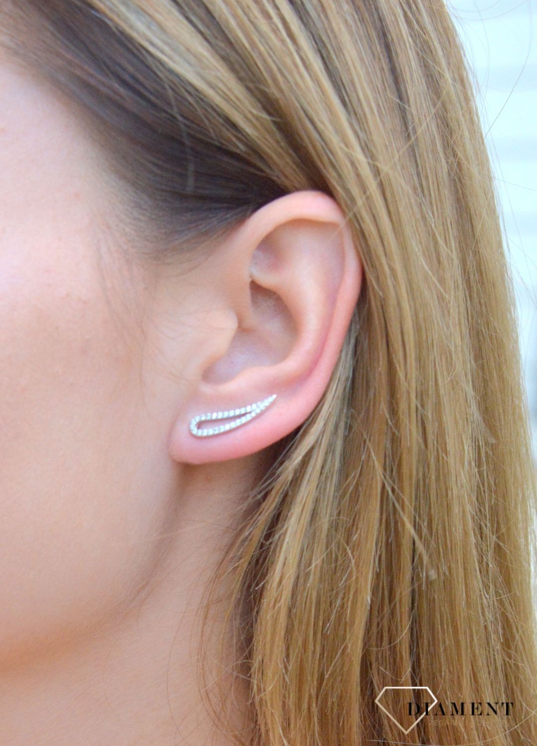 Kolczyki srebrne wsuwki z cyrkoniami DIA-KLC-6944-925. Kolczyki srebrne wsuwki z cyrkoniami. Wykonane z najwyższej jakości srebrna próby 925 wyglądają bardzo elegancko. Kolczyki w wyjątkowym stylu, wpisujące się w obecne tren.jpg