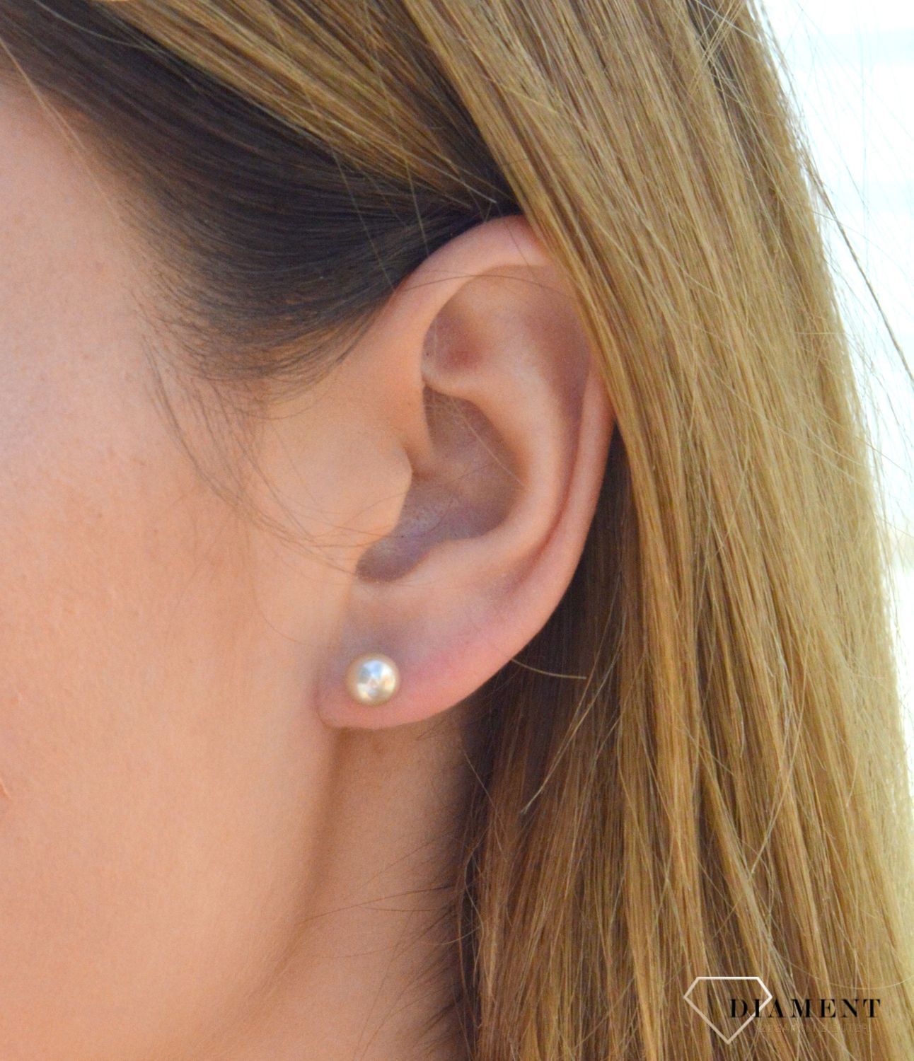 Kolczyki srebrne z perłami DIA-KLC-6945-925. Kolczyki srebrne z perłą. Kolczyki z perłą, zapinane na wygodne i bezpieczne sztyfty. Te srebrne kolczyki to harmonijna kompozycja srebra i uroczej perełki.jpg