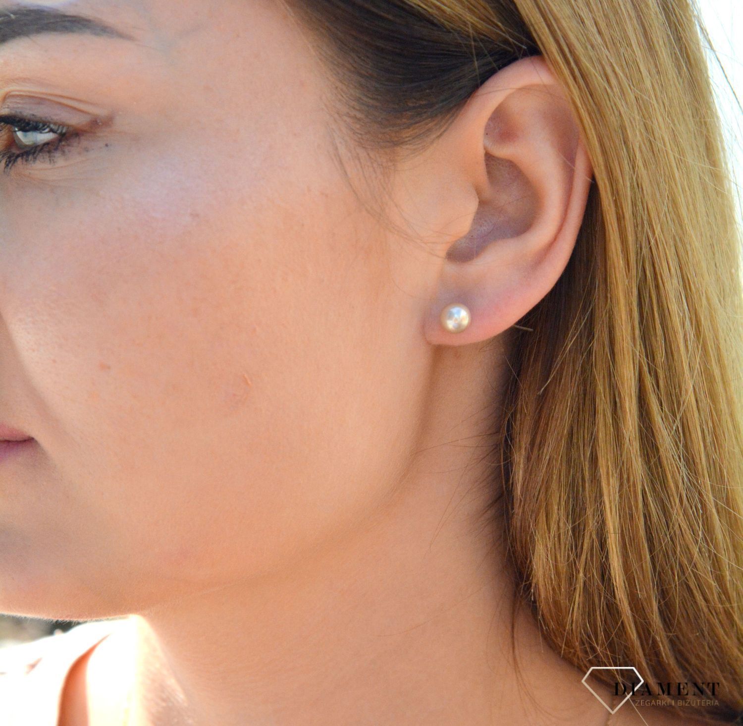 Kolczyki srebrne z perłami DIA-KLC-6945-925. Kolczyki srebrne z perłą. Kolczyki z perłą, zapinane na wygodne i bezpieczne sztyfty. Te srebrne kolczyki to harmonijna kompozycja srebra i uroczej perełki.jpg