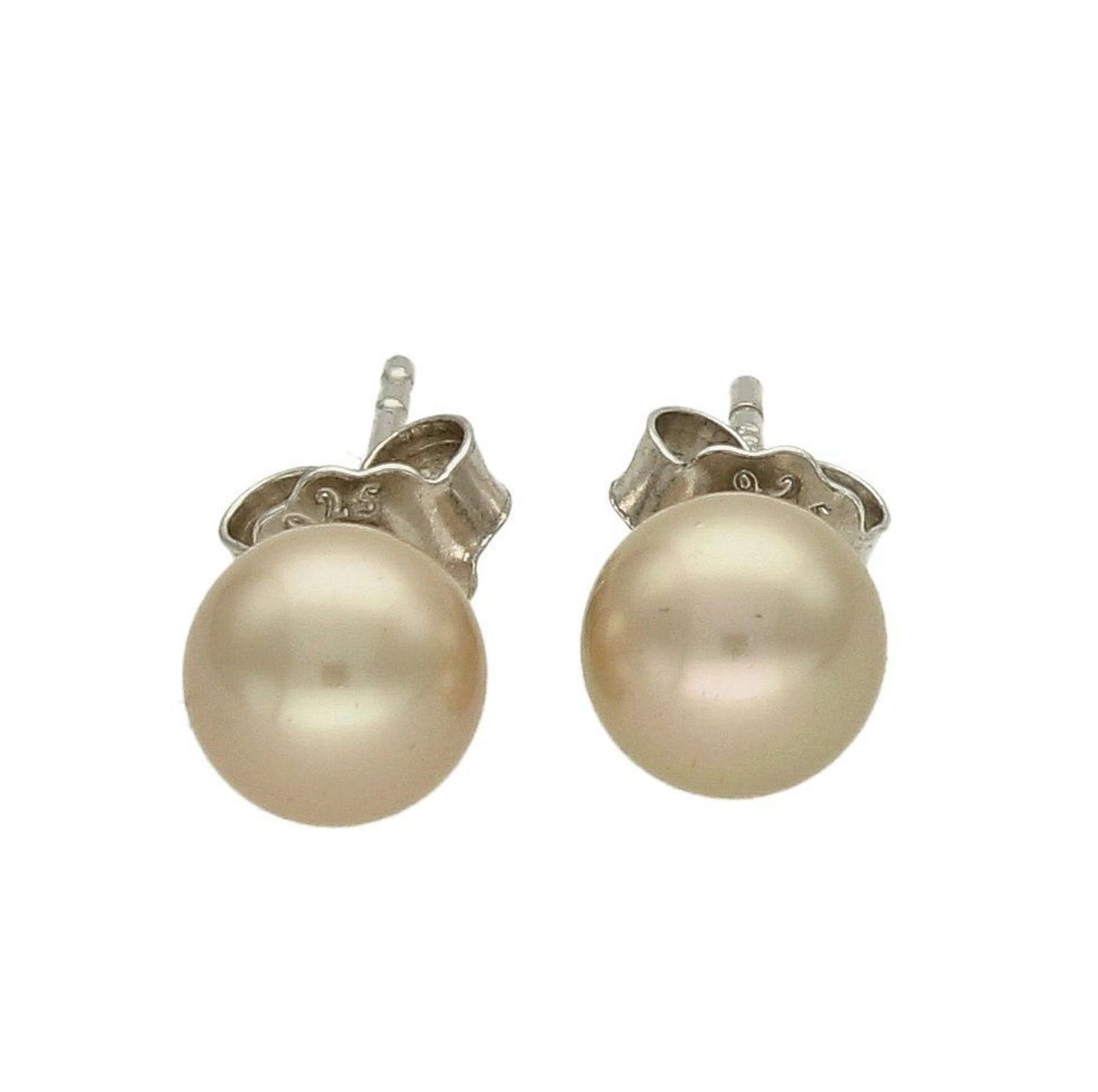 Kolczyki srebrne z perłami DIA-KLC-6945-925. Kolczyki srebrne z perłą. Kolczyki z perłą, zapinane na wygodne i bezpieczne sztyfty. Te srebrne kolczyki to harmonijna kompozycja srebra i uroczej perełki.jpg