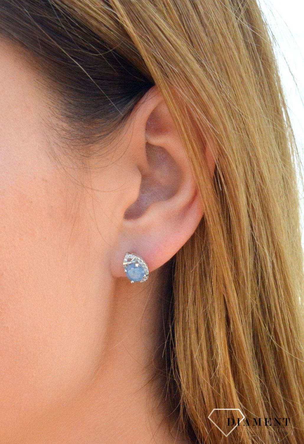 Kolczyki srebrne z kamieniem i cyrkoniami DIA-KLC-6946-925. Kolczyki w minimalistycznym stylu w kształcie łezki z cyrkoniami i błękitnym kamieniem na środku.jpg