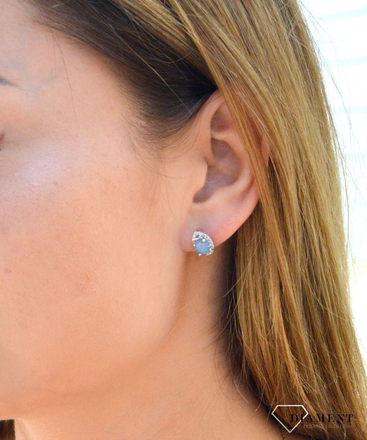 Kolczyki srebrne z kamieniem i cyrkoniami DIA-KLC-6946-925. Kolczyki w minimalistycznym stylu w kształcie łezki z cyrkoniami i błękitnym kamieniem na środku.jpg