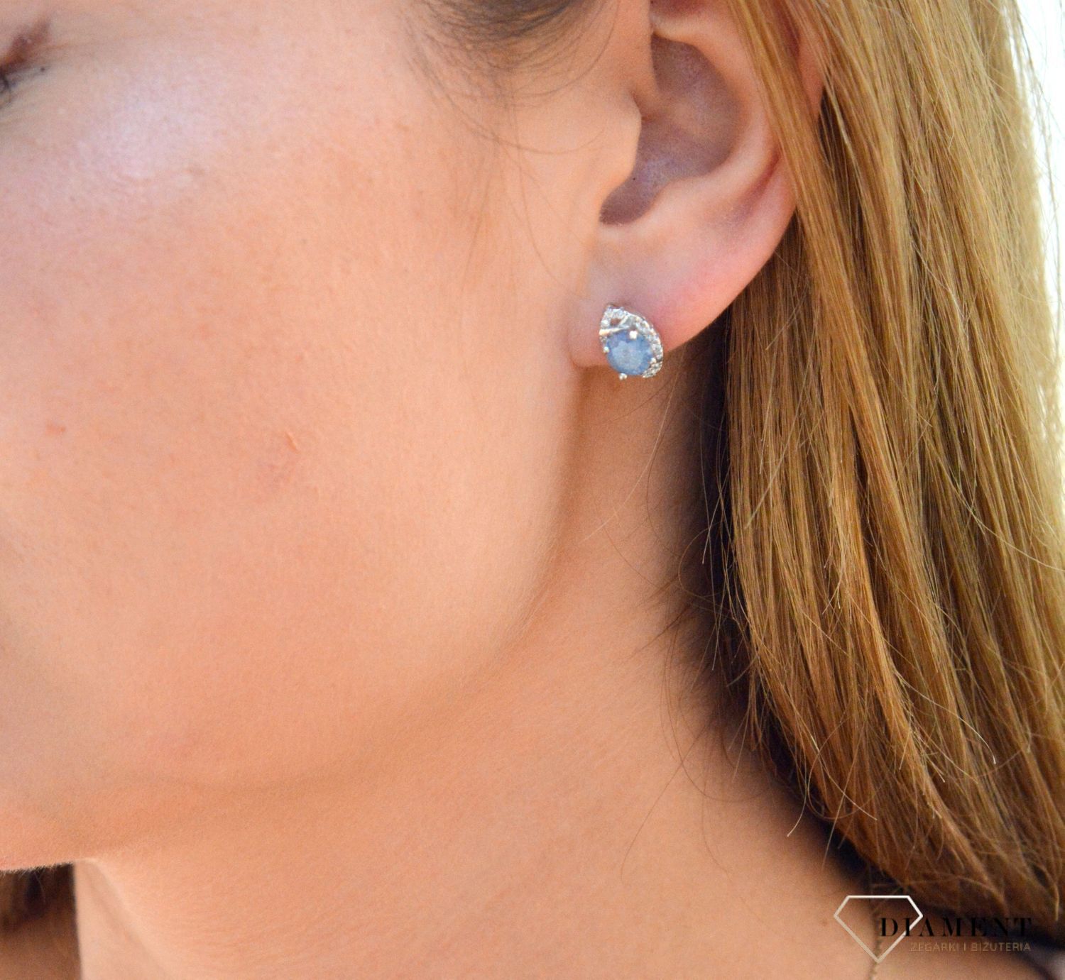 Kolczyki srebrne z kamieniem i cyrkoniami DIA-KLC-6946-925. Kolczyki w minimalistycznym stylu w kształcie łezki z cyrkoniami i błękitnym kamieniem na środku.jpg
