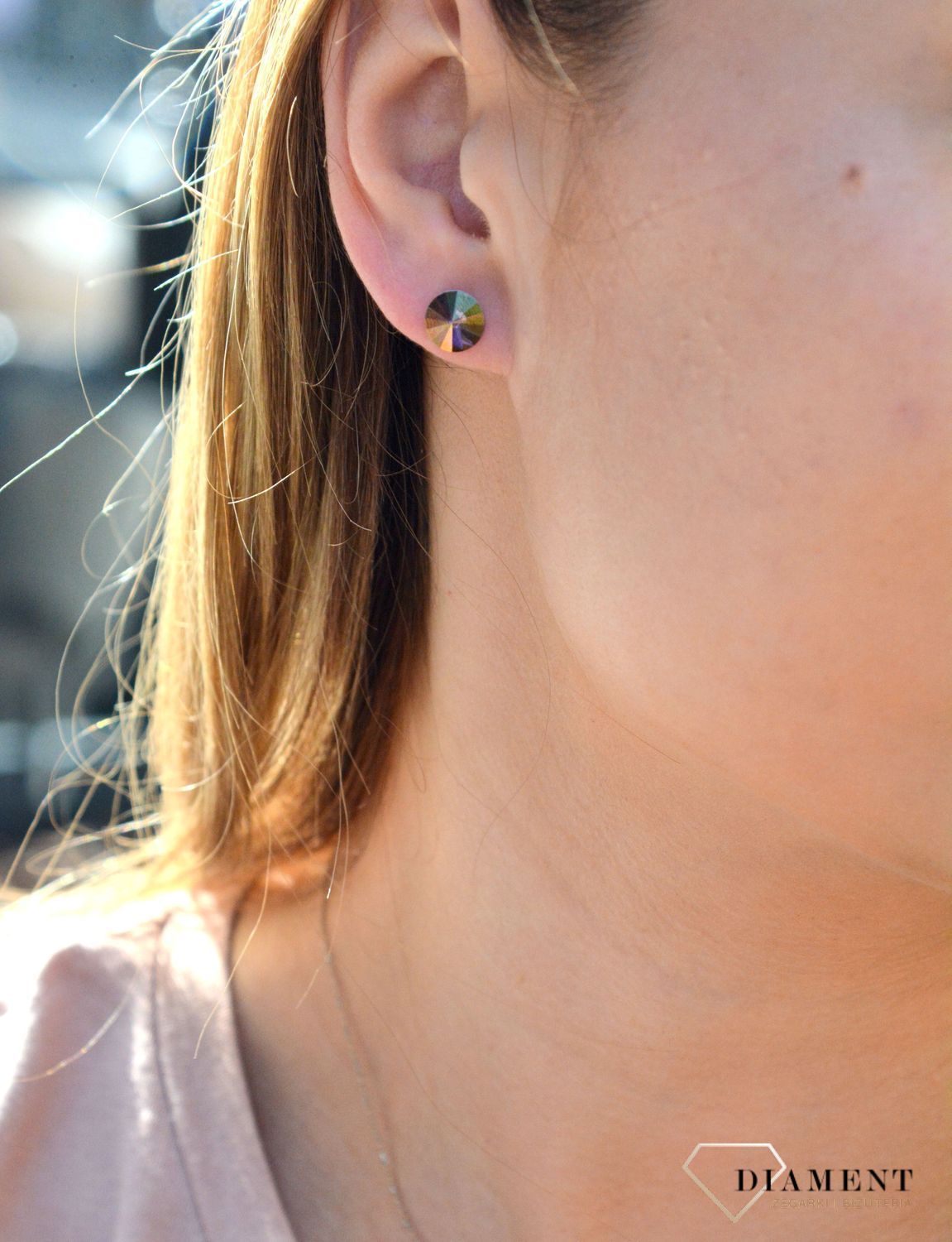 Kolczyki srebrne wkrętki HILTONKI DIA-KLC-6947-925. Srebrne kolczyki w kształcie koła z kamieniem mieniącym się w różnych kolorach. Wykonane z najwyższej jakości srebrna próby 925 wyglądają bardzo elegancko.jpg