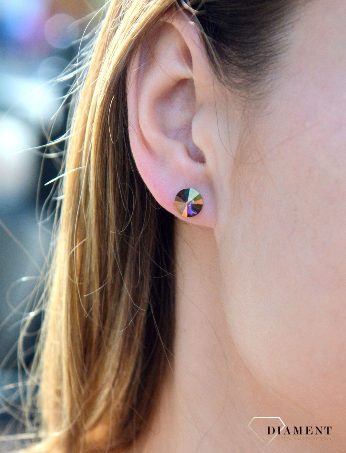 Kolczyki srebrne wkrętki HILTONKI DIA-KLC-6947-925. Srebrne kolczyki w kształcie koła z kamieniem mieniącym się w różnych kolorach. Wykonane z najwyższej jakości srebrna próby 925 wyglądają bardzo elegancko.jpg