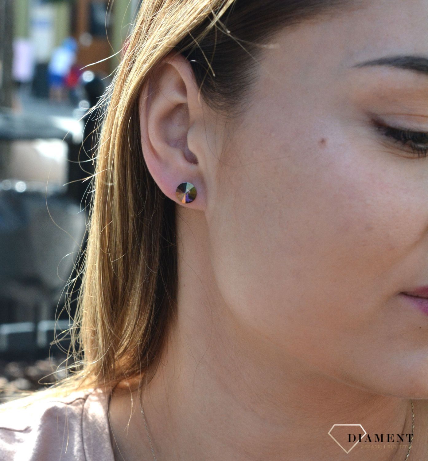 Kolczyki srebrne wkrętki HILTONKI DIA-KLC-6947-925. Srebrne kolczyki w kształcie koła z kamieniem mieniącym się w różnych kolorach. Wykonane z najwyższej jakości srebrna próby 925 wyglądają bardzo elegancko.jpg