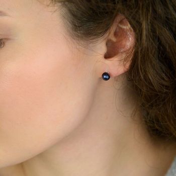 Srebrne kolczyki 925 DIA-KLC-6948-925 z kulkami z perłopławu w kolorze fioletowo-granatowym. Średnica 6 mm, waga 1,10 g. Elegancka, lekka i subtelna biżuteria (1).JPG