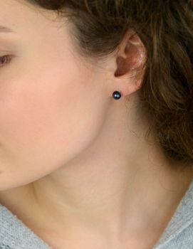 Srebrne kolczyki 925 DIA-KLC-6948-925 z kulkami z perłopławu w kolorze fioletowo-granatowym. Średnica 6 mm, waga 1,10 g. Elegancka, lekka i subtelna biżuteria (3).JPG