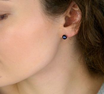 Srebrne kolczyki 925 DIA-KLC-6948-925 z kulkami z perłopławu w kolorze fioletowo-granatowym. Średnica 6 mm, waga 1,10 g. Elegancka, lekka i subtelna biżuteria (4).JPG