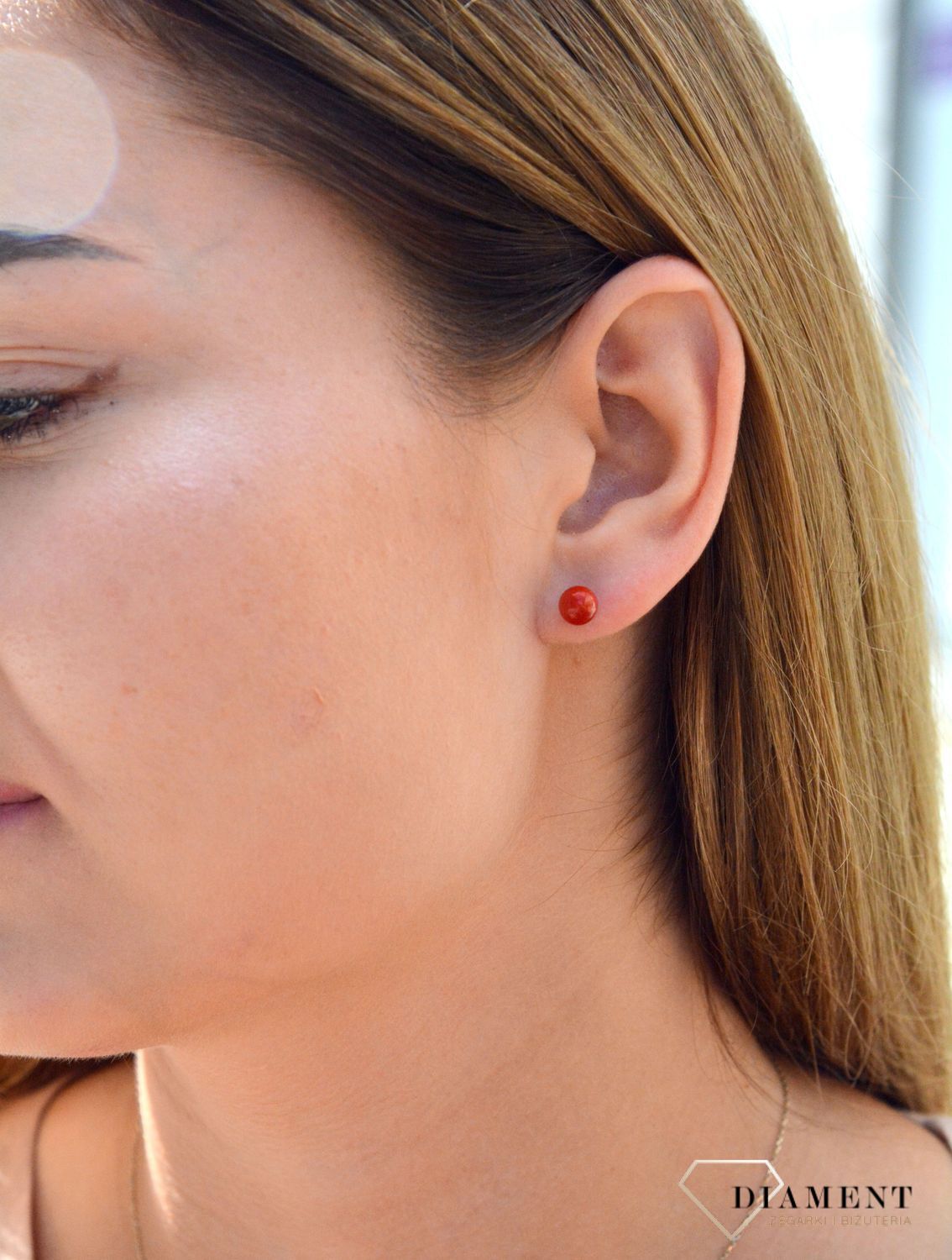 Kolczyki srebrne z koralem syntetycznym DIA-KLC-6950-925. Srebrne kolczyki w kształcie kulek z koralem syntetycznym. Wykonane z najwyższej jakości srebrna próby 925 wyglądają bardzo elegancko. Kolczyki w minimalistycznym styl.jpg