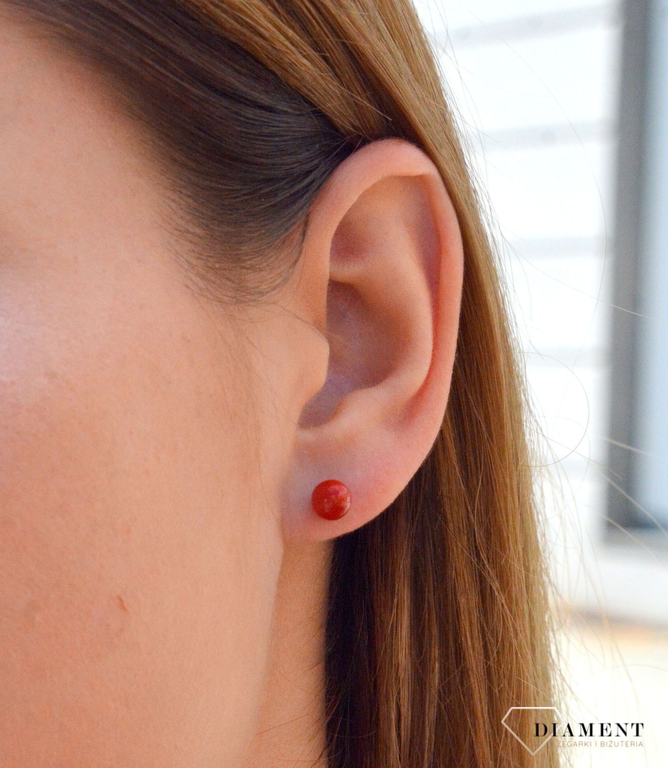 Kolczyki srebrne z koralem syntetycznym DIA-KLC-6950-925. Srebrne kolczyki w kształcie kulek z koralem syntetycznym. Wykonane z najwyższej jakości srebrna próby 925 wyglądają bardzo elegancko. Kolczyki w minimalistycznym styl.jpg