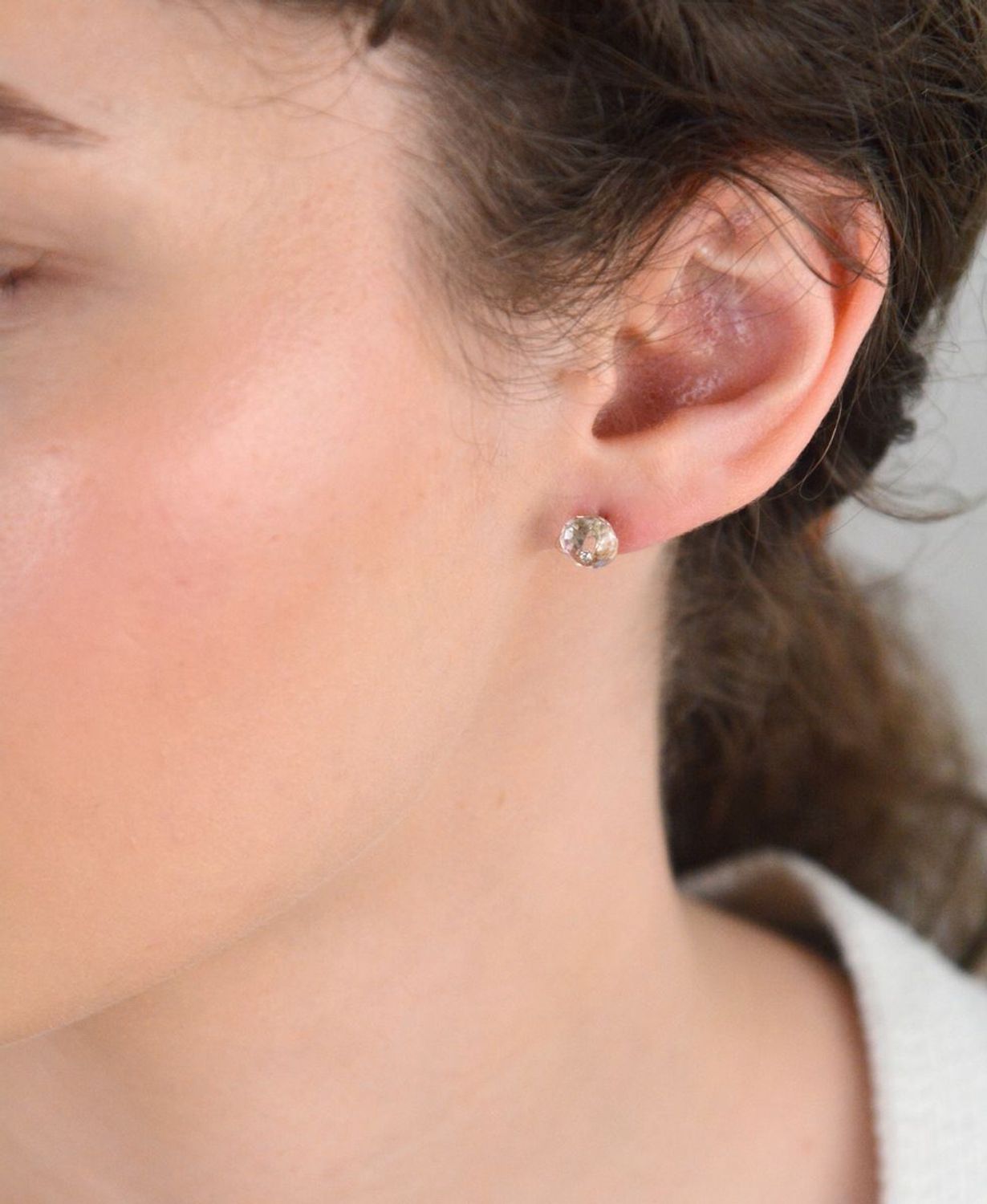 Srebrne kolczyki białe wkrętki 925, DIA-KLC-6957-925. Idealny prezent dla każdej kobiety. Srebrne kolczyki na sztyft. Srebrne kolczyki granatowe. Kolczyki srebrne damskie.1.jpg