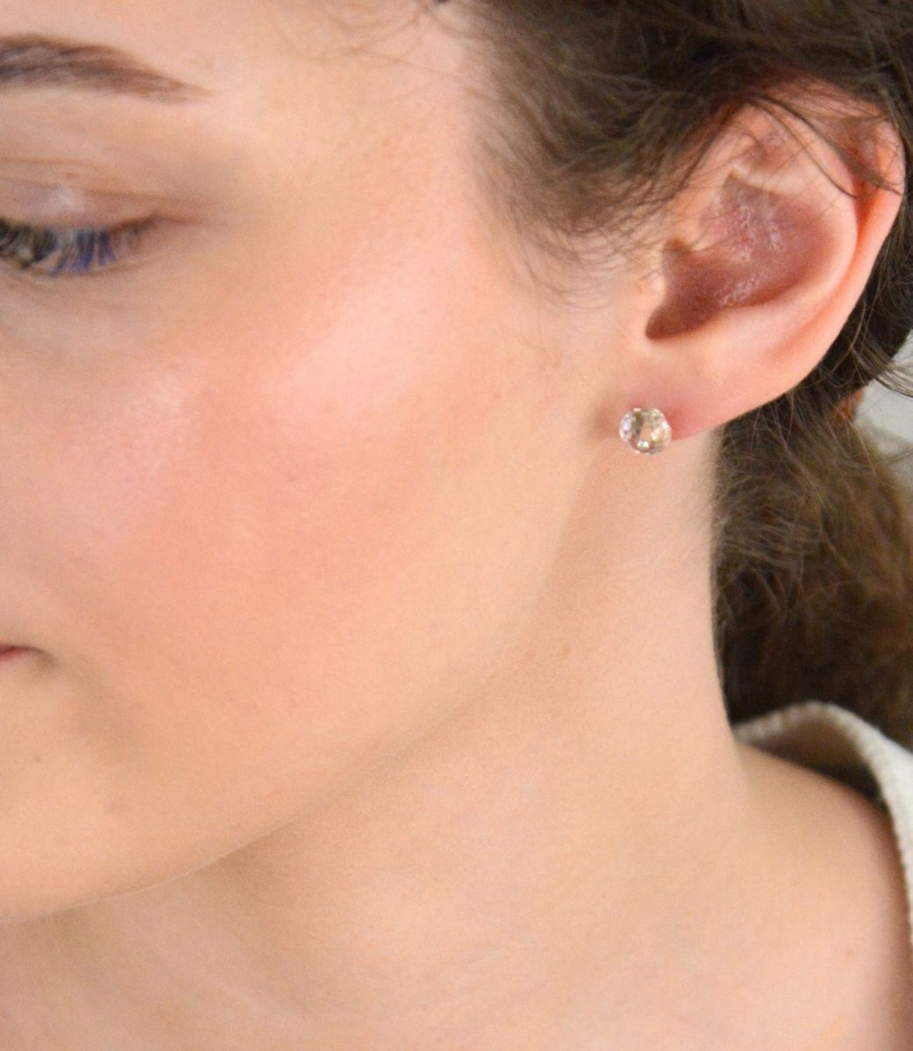 Srebrne kolczyki białe wkrętki 925, DIA-KLC-6957-925. Idealny prezent dla każdej kobiety. Srebrne kolczyki na sztyft. Srebrne kolczyki granatowe. Kolczyki srebrne damskie.1.jpg