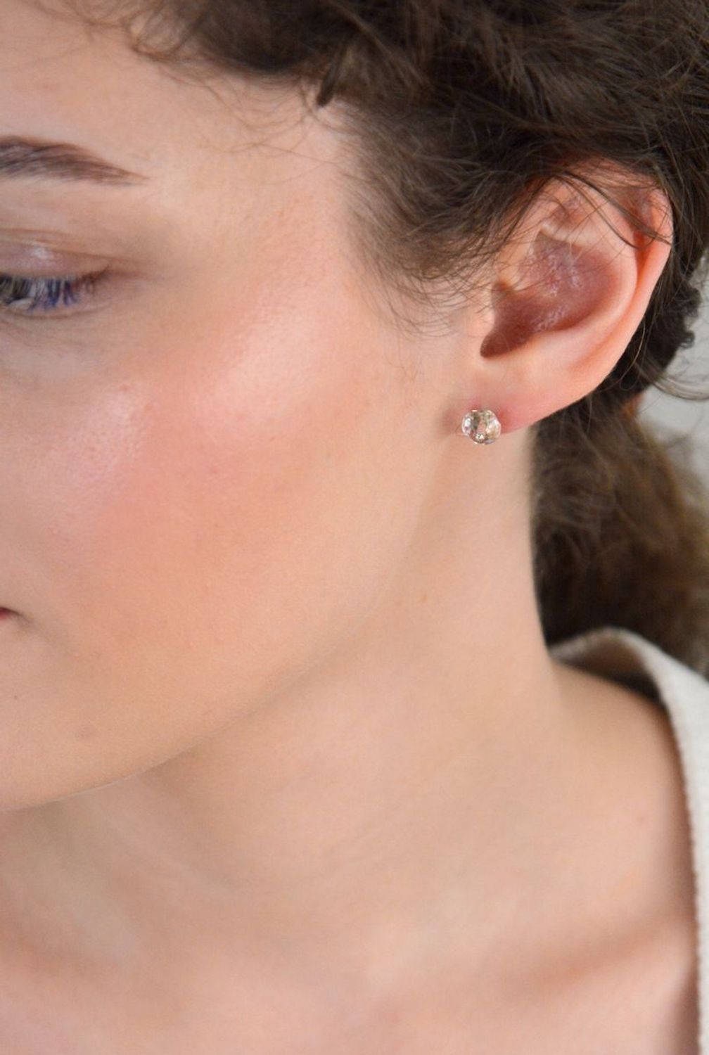 Srebrne kolczyki białe wkrętki 925, DIA-KLC-6957-925. Idealny prezent dla każdej kobiety. Srebrne kolczyki na sztyft. Srebrne kolczyki granatowe. Kolczyki srebrne damskie.1.jpg