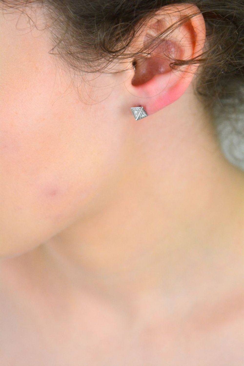 Srebrne kolczyki damskie piramidki z cyrkoniami  DIA-KLC-6958-925 Kolczyki piramidki z cyrkoniami na sztyft. Srebrne kolczyki o nietypowym kształcie wykonano z najwyższej jakości srebra próby 92.jpg