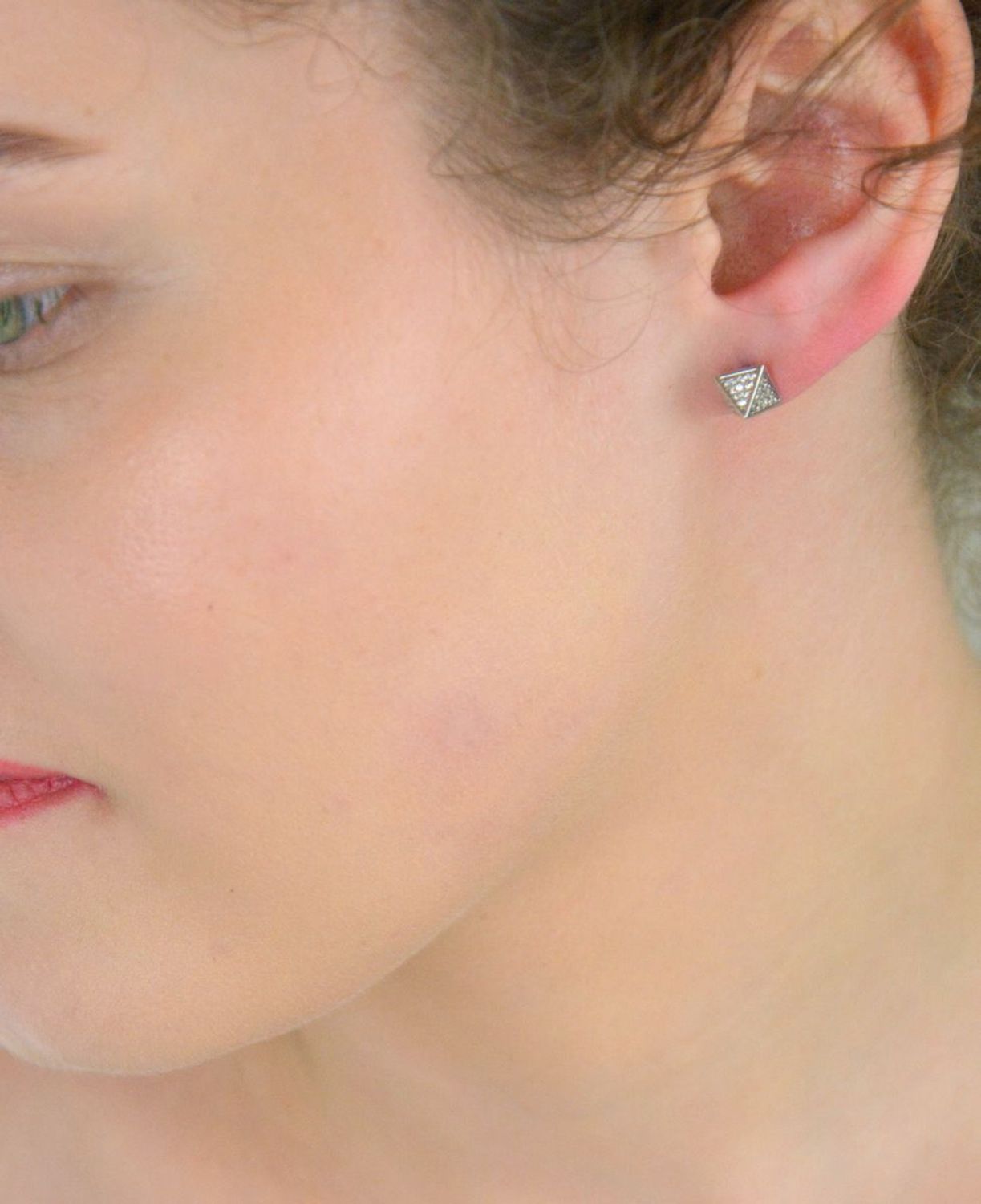 Srebrne kolczyki damskie piramidki z cyrkoniami  DIA-KLC-6958-925 Kolczyki piramidki z cyrkoniami na sztyft. Srebrne kolczyki o nietypowym kształcie wykonano z najwyższej jakości srebra próby 92.jpg