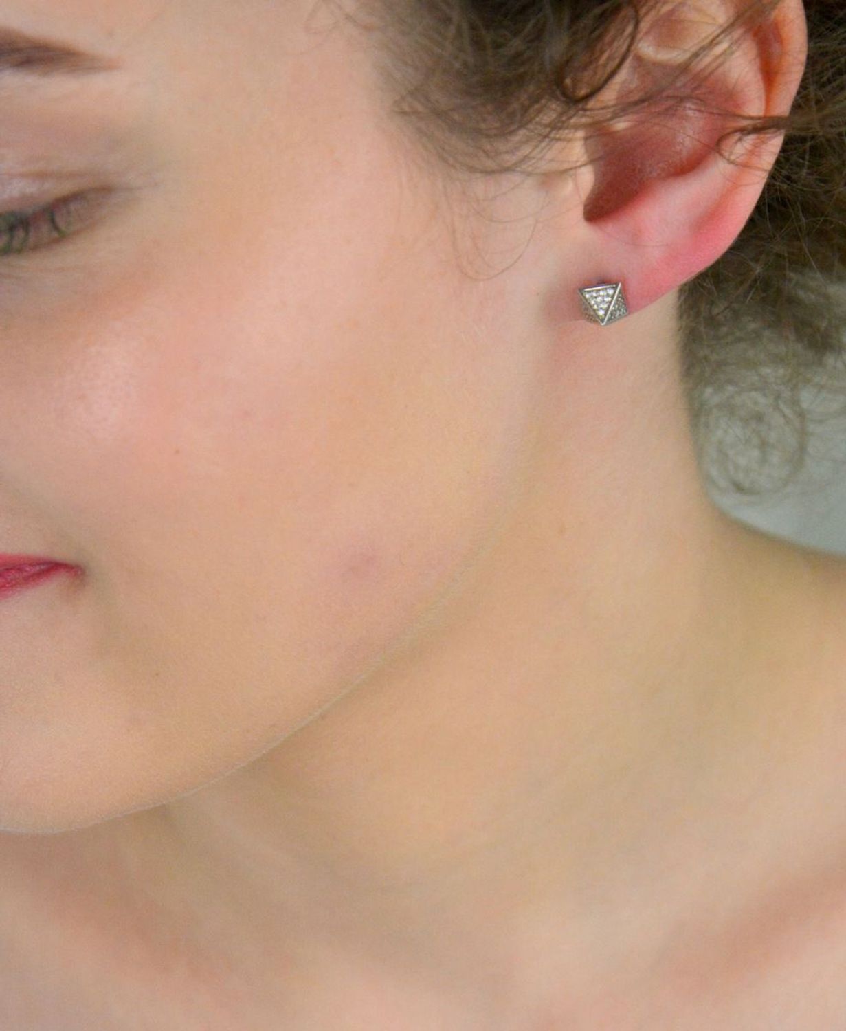 Srebrne kolczyki damskie piramidki z cyrkoniami  DIA-KLC-6958-925 Kolczyki piramidki z cyrkoniami na sztyft. Srebrne kolczyki o nietypowym kształcie wykonano z najwyższej jakości srebra próby 92.jpg