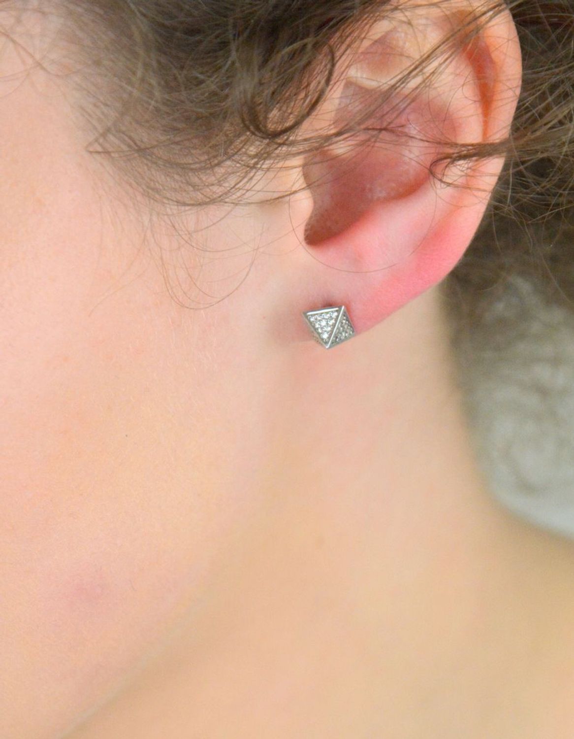 Srebrne kolczyki damskie piramidki z cyrkoniami  DIA-KLC-6958-925 Kolczyki piramidki z cyrkoniami na sztyft. Srebrne kolczyki o nietypowym kształcie wykonano z najwyższej jakości srebra próby 92.jpg