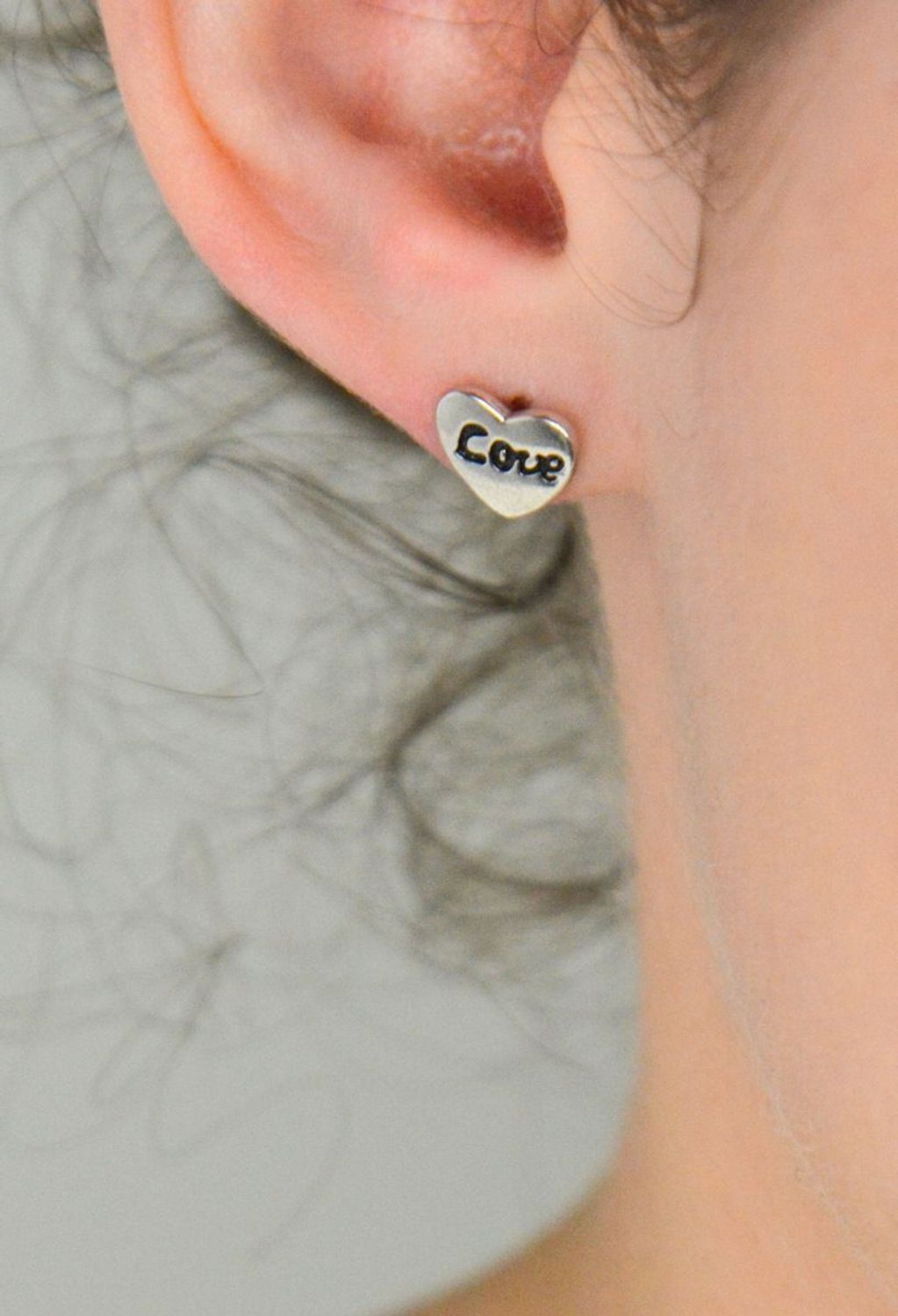 Kolczyki srebrne serce z napisem LOVE DIA-KLC-6959-925. Kolczyki srebrne serce z napisem LOVE na sztyft. Srebrne kolczyki o klasycznym kształcie serca, wykonano z najwyższej jakości srebra 1.jpg