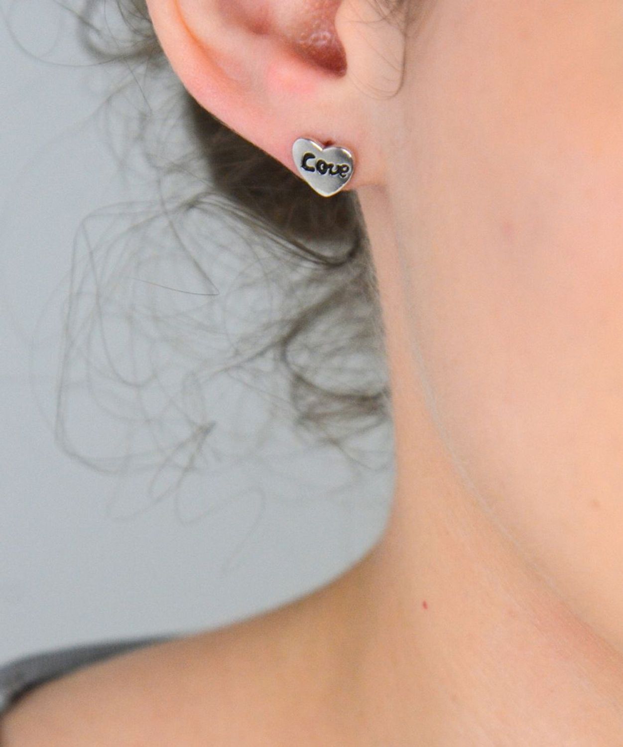 Kolczyki srebrne serce z napisem LOVE DIA-KLC-6959-925. Kolczyki srebrne serce z napisem LOVE na sztyft. Srebrne kolczyki o klasycznym kształcie serca, wykonano z najwyższej jakości srebra 1.jpg