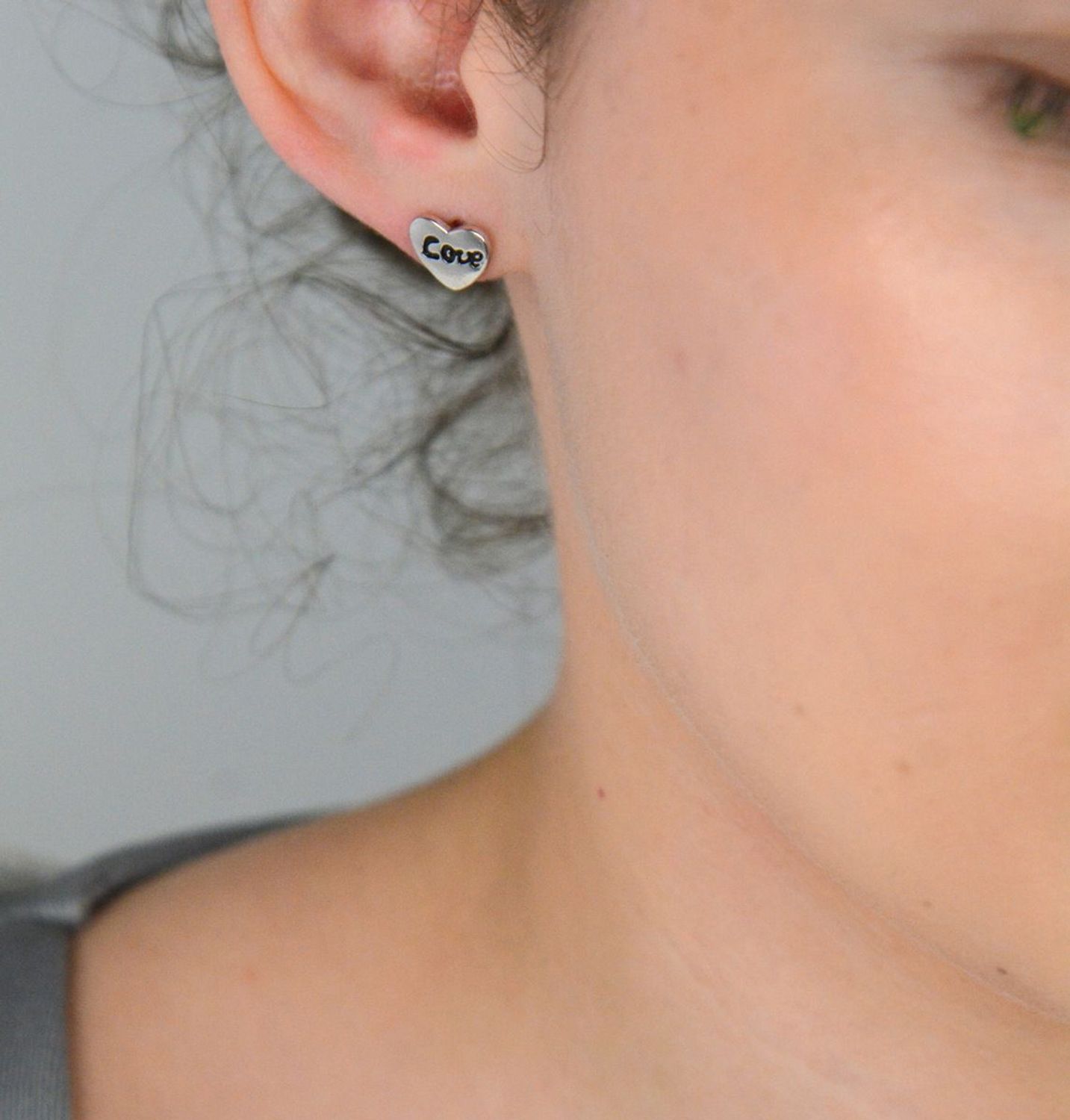 Kolczyki srebrne serce z napisem LOVE DIA-KLC-6959-925. Kolczyki srebrne serce z napisem LOVE na sztyft. Srebrne kolczyki o klasycznym kształcie serca, wykonano z najwyższej jakości srebra 1.jpg