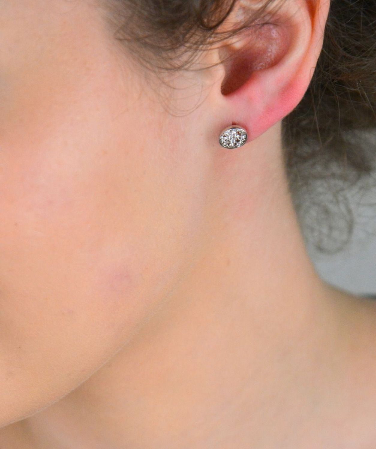 Kolczyki srebrne w cyrkonie próba 925, DIA-KLC-6960-925 Wykonane z najwyższej jakości srebra próby 925, wyróżniają się trwałością oraz pięknym, lśniącym wykończeniem.1.jpg