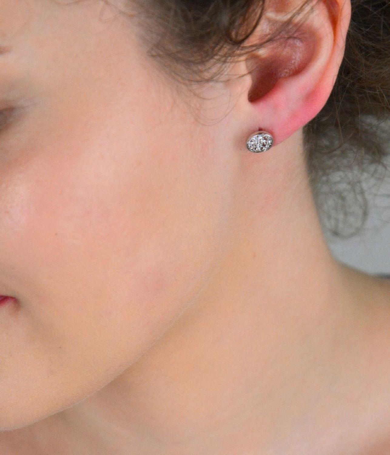 Kolczyki srebrne w cyrkonie próba 925, DIA-KLC-6960-925 Wykonane z najwyższej jakości srebra próby 925, wyróżniają się trwałością oraz pięknym, lśniącym wykończeniem.1.jpg