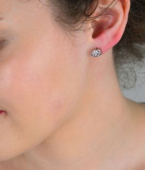 Kolczyki srebrne w cyrkonie próba 925, DIA-KLC-6960-925 Wykonane z najwyższej jakości srebra próby 925, wyróżniają się trwałością oraz pięknym, lśniącym wykończeniem (3).JPG