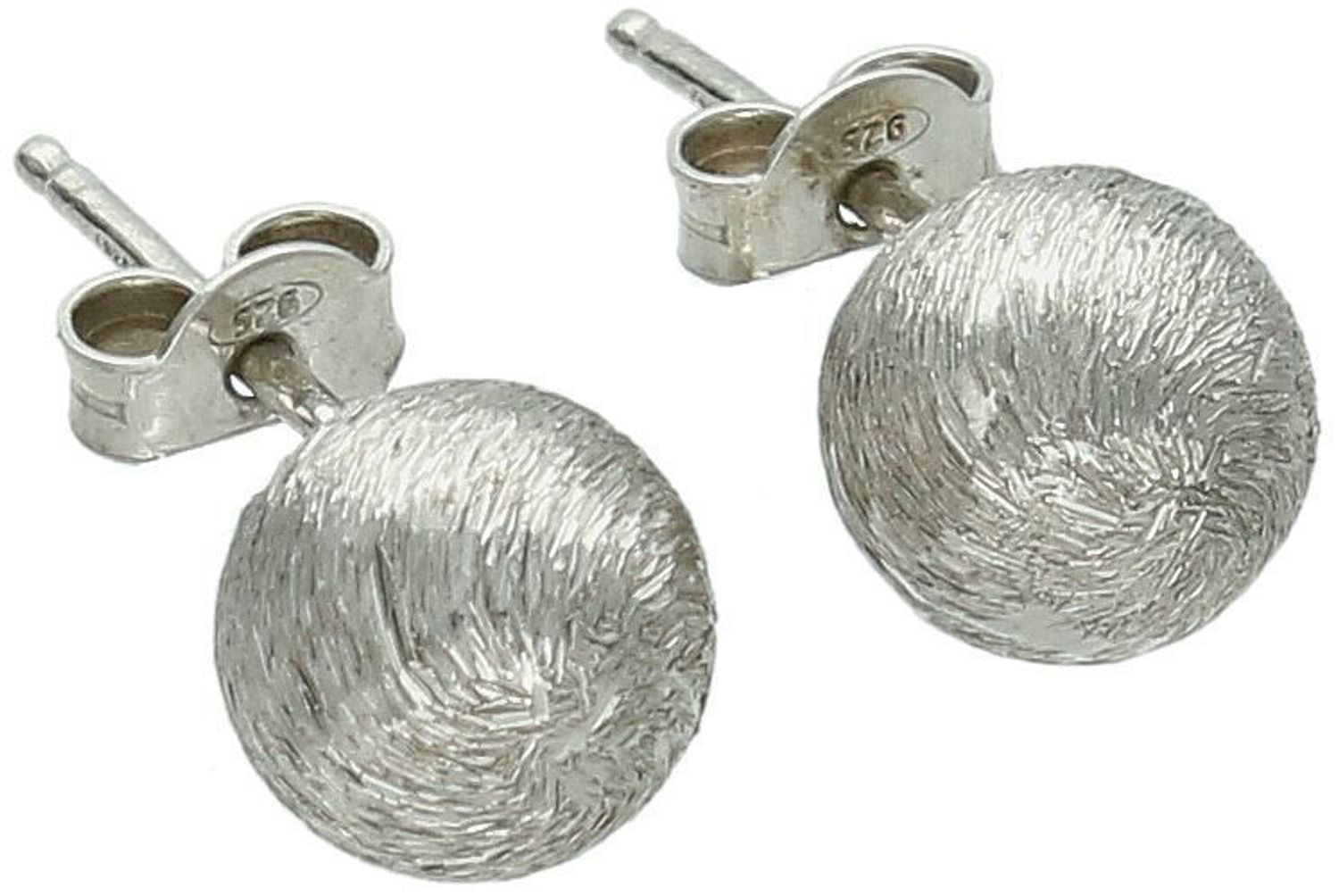 Kolczyki srebrne grawerowane kulki DIA-KLC-6963-925. Srebrne kolczyki o klasycznym kształcie wykonano z najwyższej jakości srebra próby 925. Srebro to kruszec od wielu lat symbolizującego 1.jpg