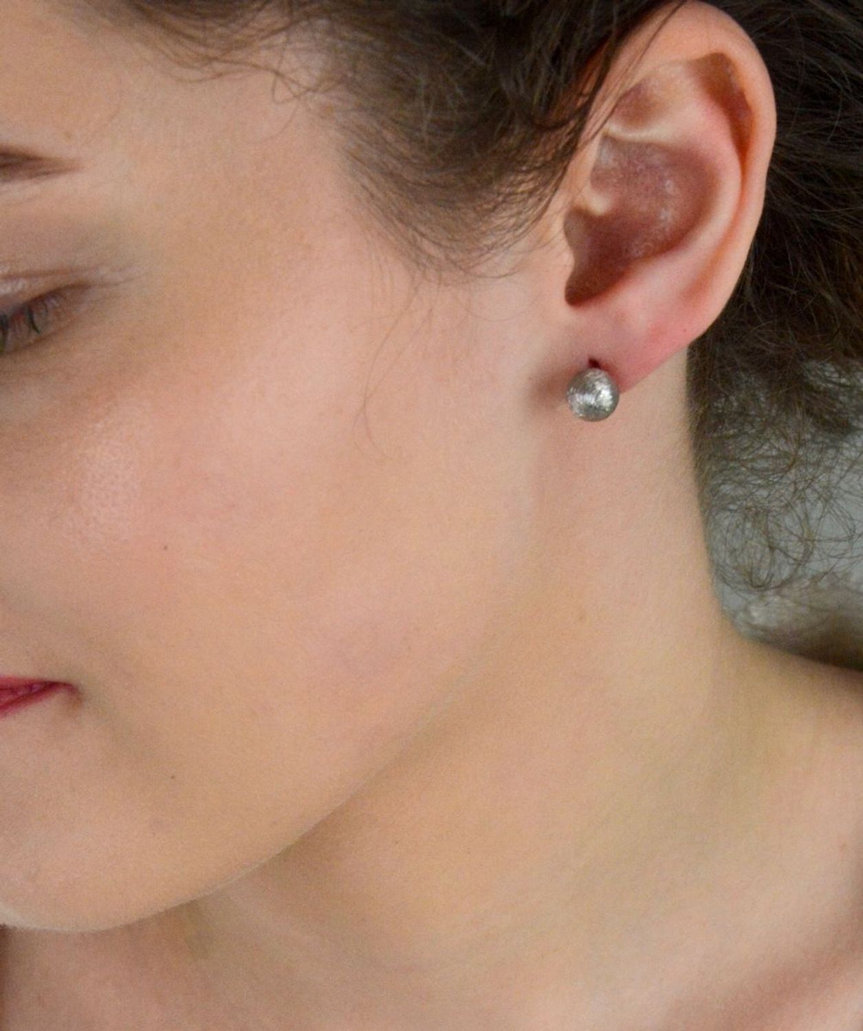 Kolczyki srebrne grawerowane kulki DIA-KLC-6963-925. Srebrne kolczyki o klasycznym kształcie wykonano z najwyższej jakości srebra próby 925. Srebro to kruszec od wielu lat symbolizującego 1.jpg