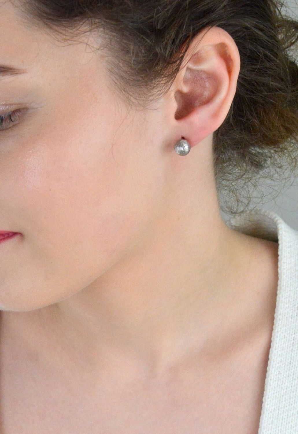 Kolczyki srebrne grawerowane kulki DIA-KLC-6963-925. Srebrne kolczyki o klasycznym kształcie wykonano z najwyższej jakości srebra próby 925. Srebro to kruszec od wielu lat symbolizującego 1.jpg