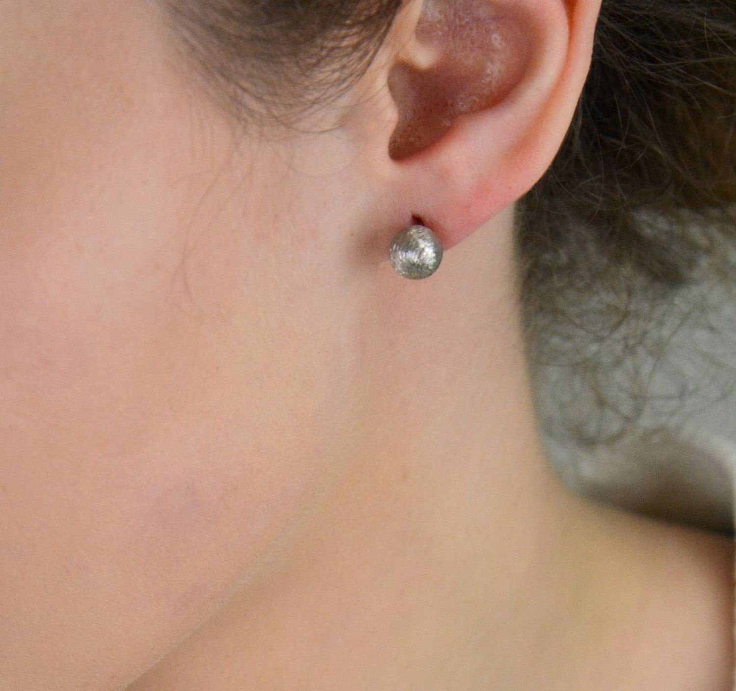 Kolczyki srebrne grawerowane kulki DIA-KLC-6963-925. Srebrne kolczyki o klasycznym kształcie wykonano z najwyższej jakości srebra próby 925. Srebro to kruszec od wielu lat symbolizującego 1.jpg