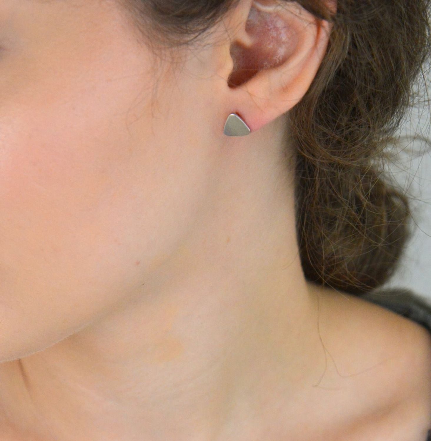 Minimalistyczne srebrne kolczyki trójkąty z matowym wykończeniem. Lekka forma, próba 925, idealne na co dzień. Model DIA-KLC-6964-925 – sprawdź!1.jpg