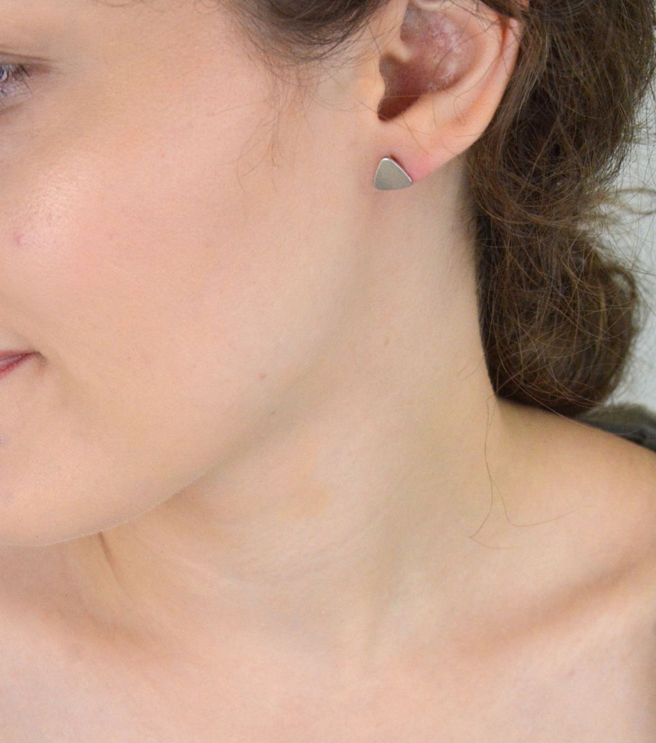 Minimalistyczne srebrne kolczyki trójkąty z matowym wykończeniem. Lekka forma, próba 925, idealne na co dzień. Model DIA-KLC-6964-925 – sprawdź!1.jpg