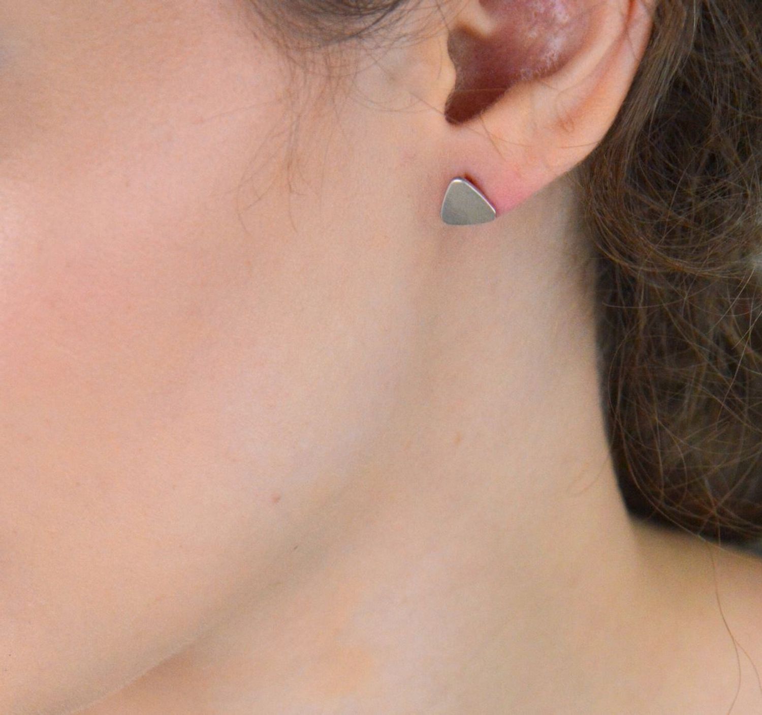 Minimalistyczne srebrne kolczyki trójkąty z matowym wykończeniem. Lekka forma, próba 925, idealne na co dzień. Model DIA-KLC-6964-925 – sprawdź!1.jpg