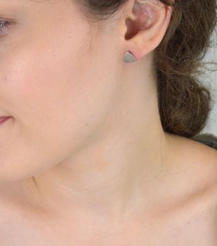 Minimalistyczne srebrne kolczyki trójkąty z matowym wykończeniem. Lekka forma, próba 925, idealne na co dzień. Model DIA-KLC-6964-925 – sprawdź! (3).JPG