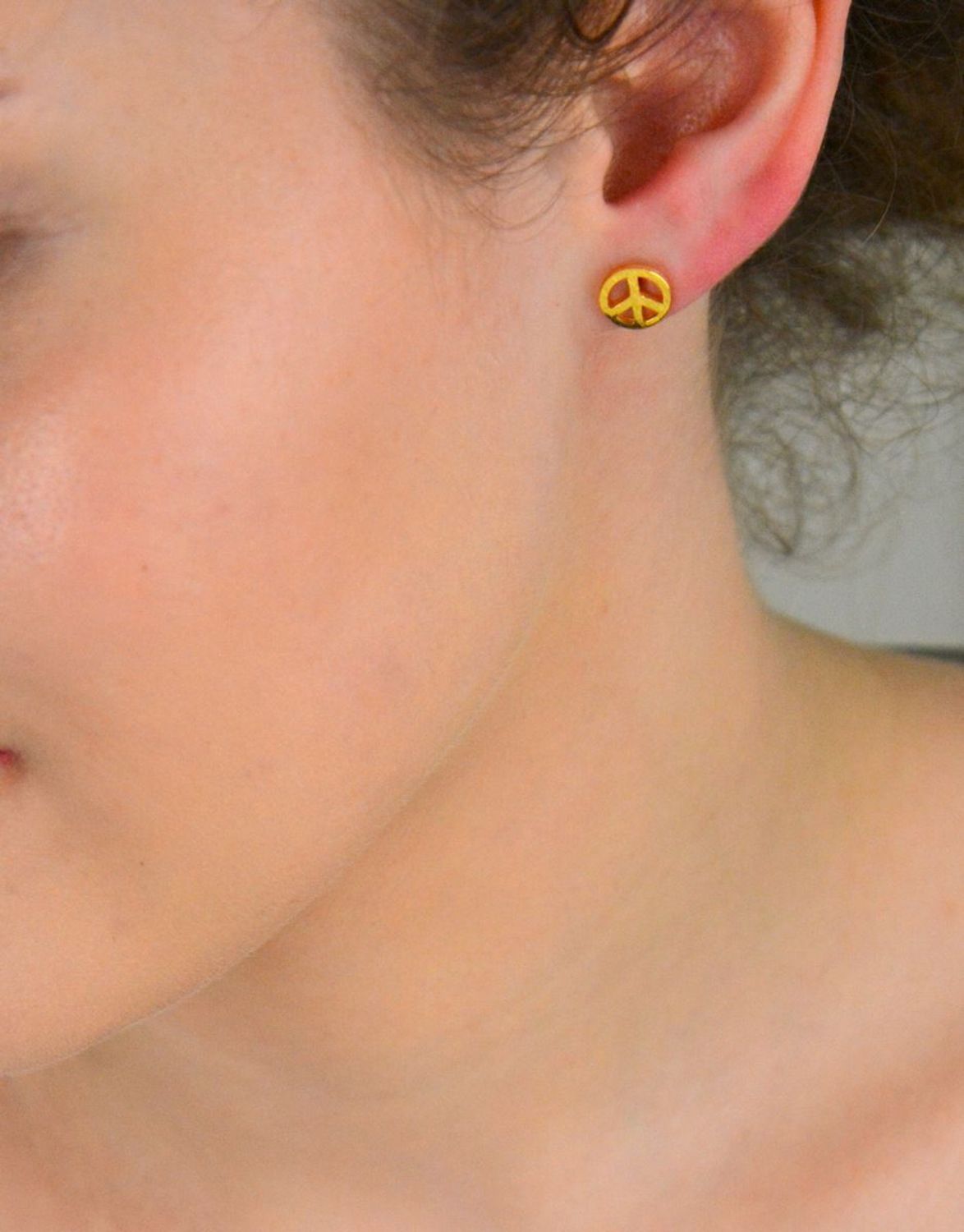 Kolczyki srebrne pozł. pacyfka próba 925, DIA-KLC-6971-925 Eleganckie, a zarazem pełne symboliki – kolczyki srebrne pozłacane z motywem pacyfki to doskonały wybór dla osób ceniących zarówno 1.jpg