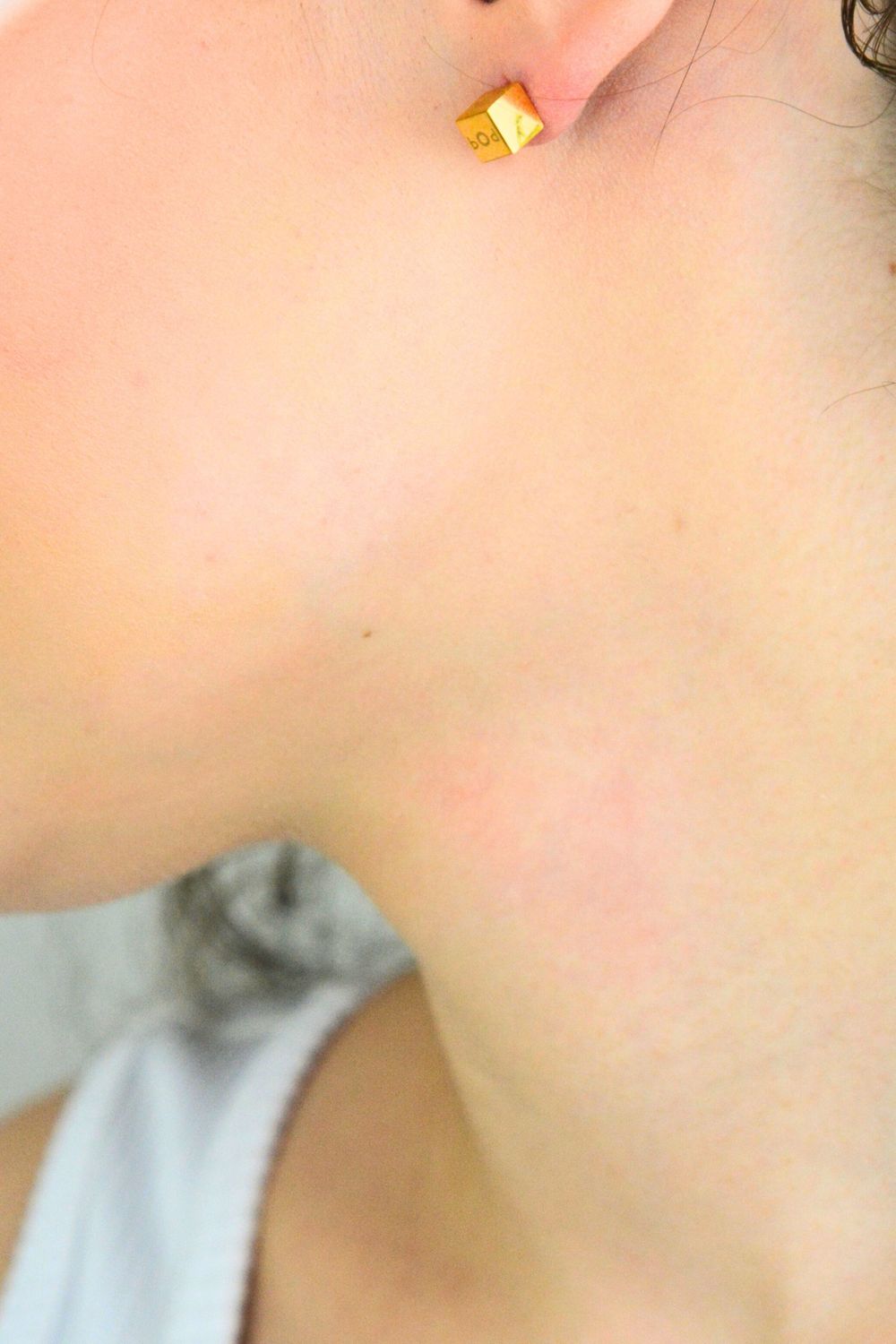 Kolczyki stalowe pozłacane Kostki DIA-KLC-6973-STALNowoczesne, minimalistyczne kolczyki wykonane z wysokiej jakości stali szlachetnej, pokrytej elegancką warstwą złota. Ich 1.jpg