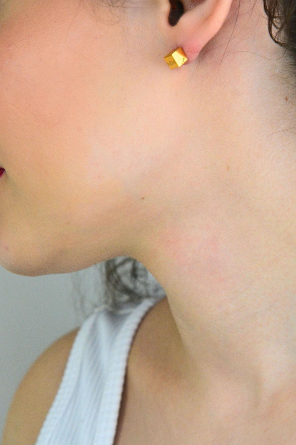 Kolczyki stalowe pozłacane Kostki DIA-KLC-6973-STALNowoczesne, minimalistyczne kolczyki wykonane z wysokiej jakości stali szlachetnej, pokrytej elegancką warstwą złota. Ich 1.jpg