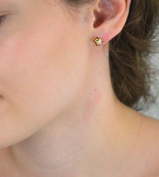 Kolczyki srebrne 925 DIA-KLC-6974-925 – pozłacane serca z cyrkonią, wielkość 8 mm, waga 1,30 g. Subtelna i romantyczna biżuteria – idealna na prezent (1).JPG