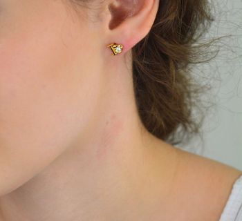 Kolczyki srebrne 925 DIA-KLC-6974-925 – pozłacane serca z cyrkonią, wielkość 8 mm, waga 1,30 g. Subtelna i romantyczna biżuteria – idealna na prezent (2).JPG