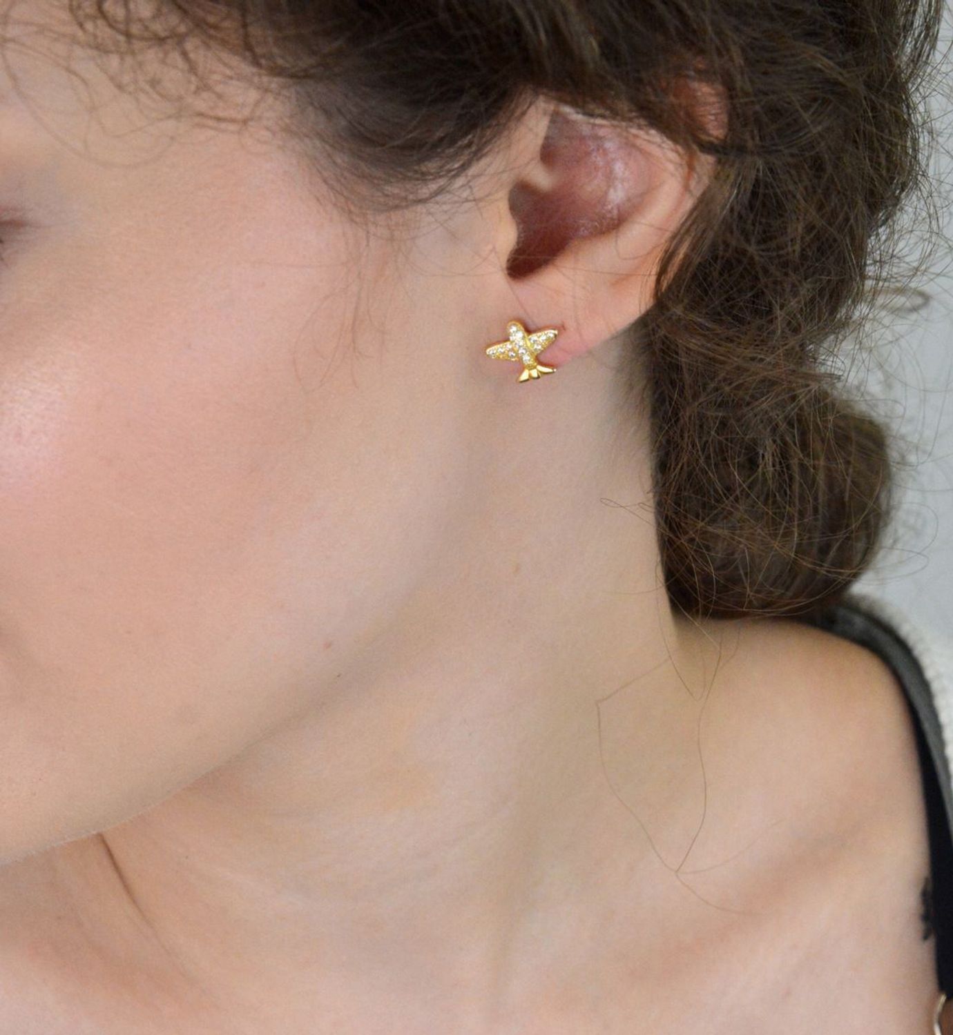 Pozłacane kolczyki dziecięce ze srebra 925 w kształcie samolotów ✈️. Zdobione białymi cyrkoniami, lekkie i wygodne. Model DIA-KLC-6975-925. Waga 1,40 g. Idealne na prezent! 🎁1.jpg