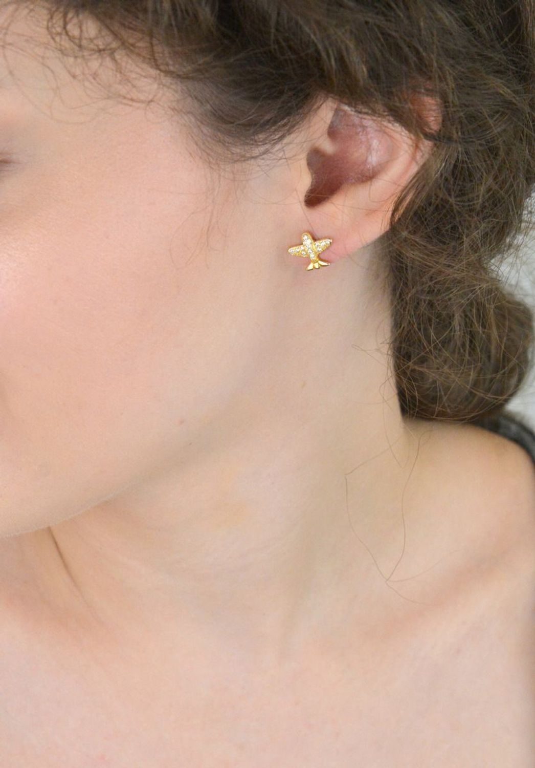 Pozłacane kolczyki dziecięce ze srebra 925 w kształcie samolotów ✈️. Zdobione białymi cyrkoniami, lekkie i wygodne. Model DIA-KLC-6975-925. Waga 1,40 g. Idealne na prezent! 🎁1.jpg