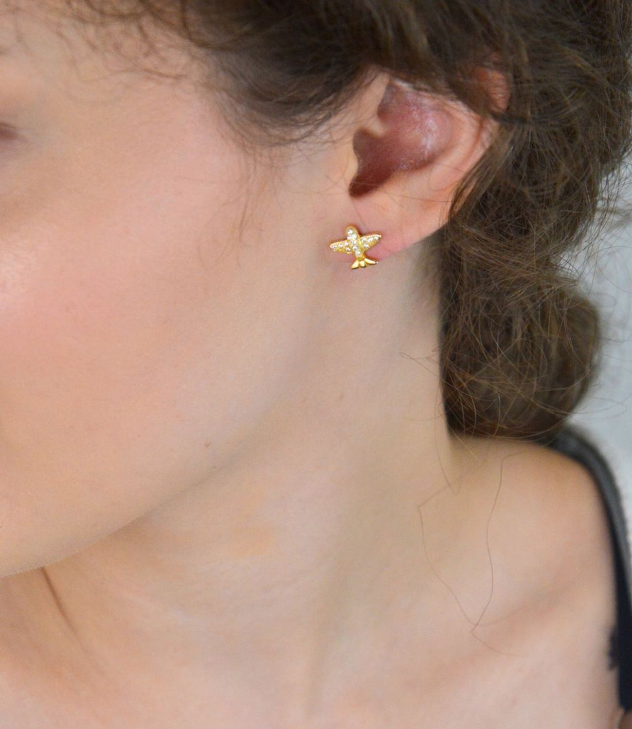 Pozłacane kolczyki dziecięce ze srebra 925 w kształcie samolotów ✈️. Zdobione białymi cyrkoniami, lekkie i wygodne. Model DIA-KLC-6975-925. Waga 1,40 g. Idealne na prezent! 🎁1.jpg