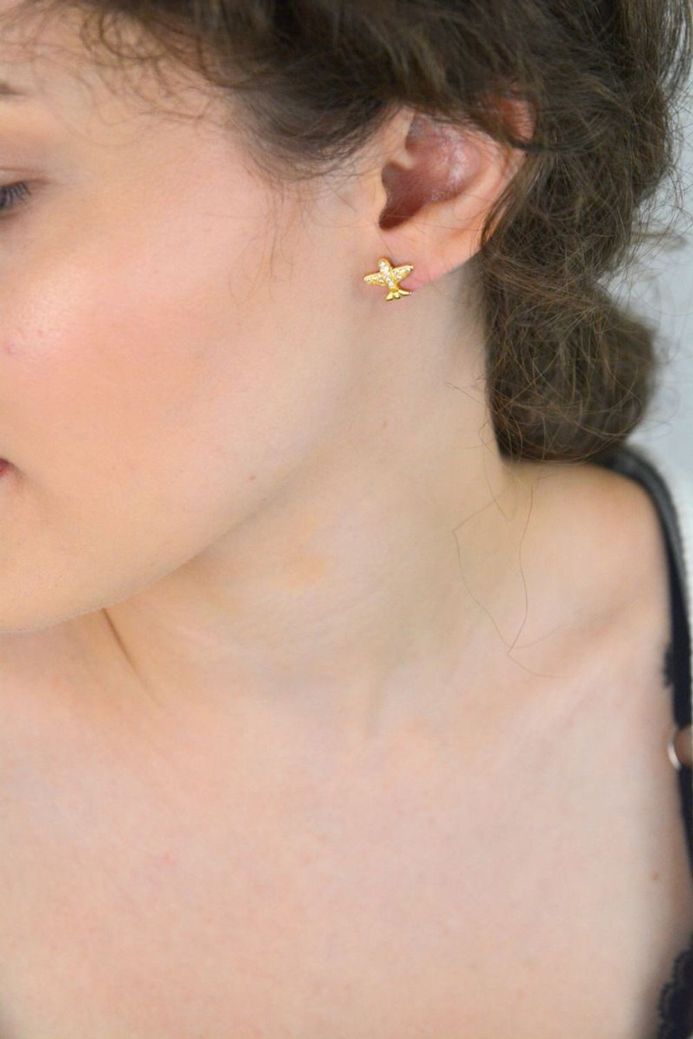 Pozłacane kolczyki dziecięce ze srebra 925 w kształcie samolotów ✈️. Zdobione białymi cyrkoniami, lekkie i wygodne. Model DIA-KLC-6975-925. Waga 1,40 g. Idealne na prezent! 🎁1.jpg