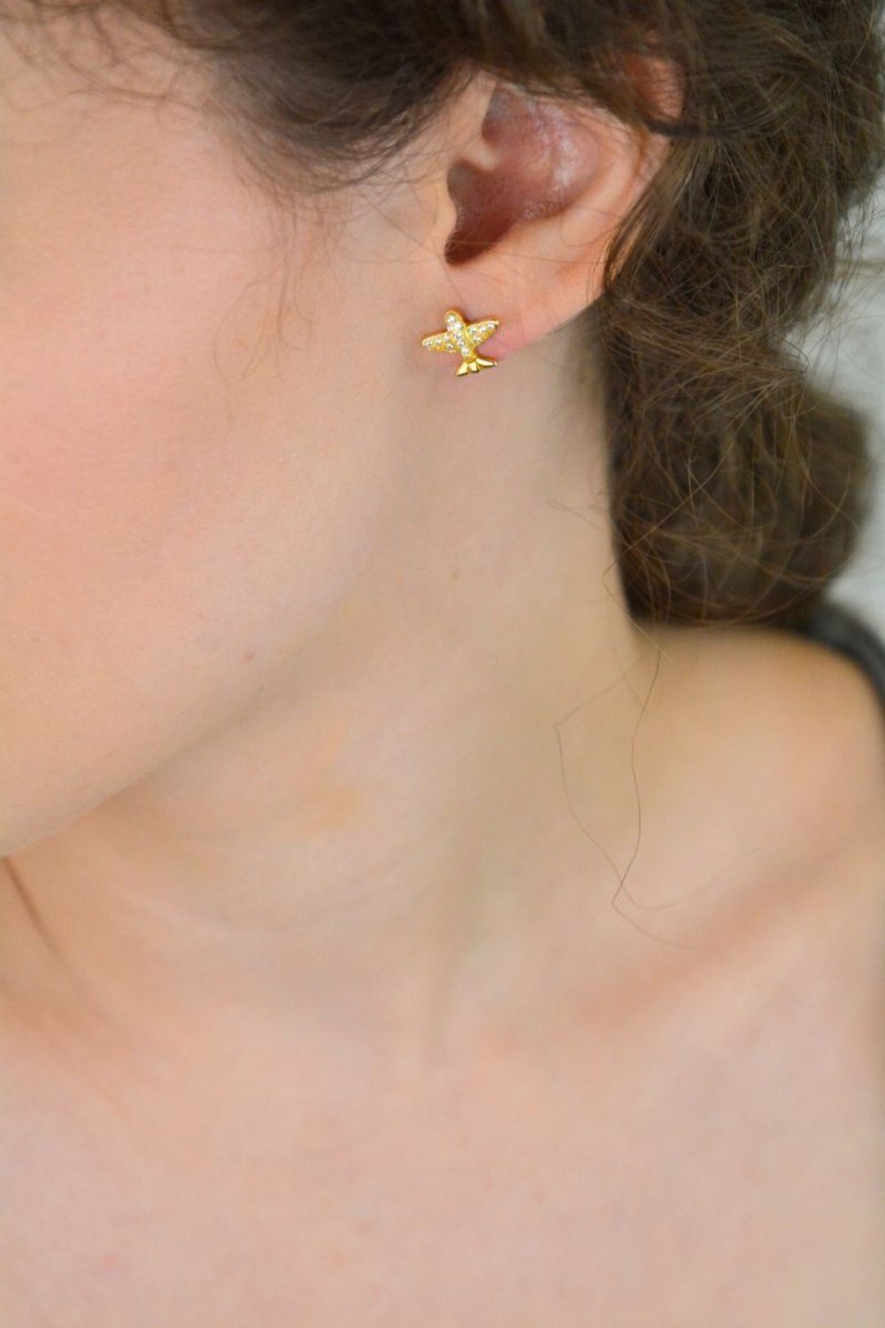 Pozłacane kolczyki dziecięce ze srebra 925 w kształcie samolotów ✈️. Zdobione białymi cyrkoniami, lekkie i wygodne. Model DIA-KLC-6975-925. Waga 1,40 g. Idealne na prezent! 🎁1.jpg