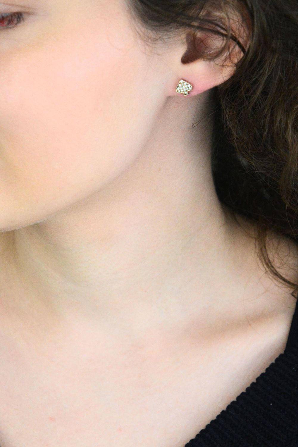 Wyjątkowe pozłacane kolczyki ze srebra próby 925 z motywem pika i błyszczącą cyrkonią. Elegancka, symboliczna i nowoczesna biżuteria dla kobiet.1.jpg