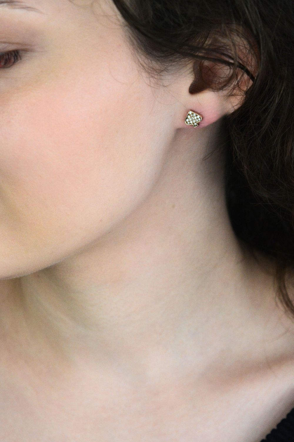 Wyjątkowe pozłacane kolczyki ze srebra próby 925 z motywem pika i błyszczącą cyrkonią. Elegancka, symboliczna i nowoczesna biżuteria dla kobiet.1.jpg