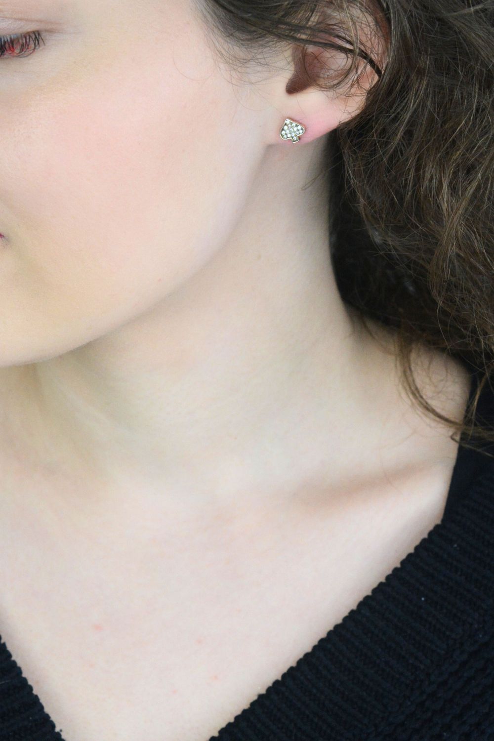 Wyjątkowe pozłacane kolczyki ze srebra próby 925 z motywem pika i błyszczącą cyrkonią. Elegancka, symboliczna i nowoczesna biżuteria dla kobiet.1.jpg