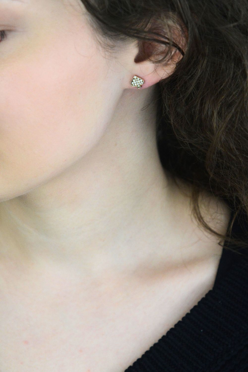 Wyjątkowe pozłacane kolczyki ze srebra próby 925 z motywem pika i błyszczącą cyrkonią. Elegancka, symboliczna i nowoczesna biżuteria dla kobiet.1.jpg